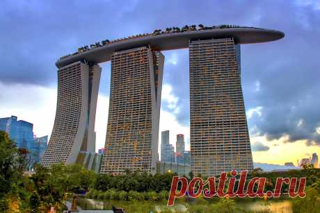 Marina Bay Sands – футуристический отель-корабль Словно сошедший с иллюстраций к фантастическим романам, отель Марина Бей Сэндс настолько гармонично вписался в урбанистические пейзажи Сингапура, словно он появился одновременно с городом и всегда возвышался на этом месте …