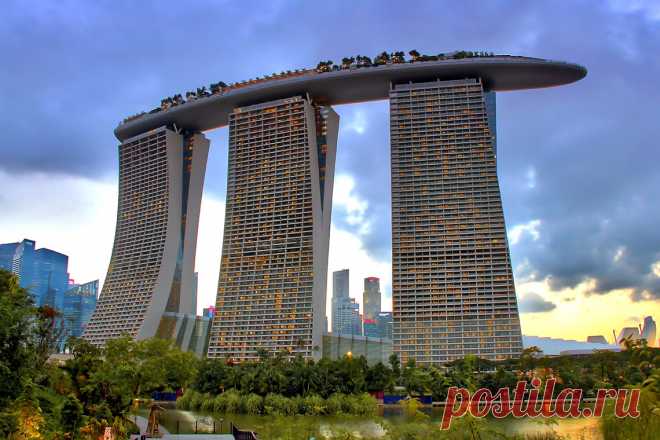 Marina Bay Sands – футуристический отель-корабль Словно сошедший с иллюстраций к фантастическим романам, отель Марина Бей Сэндс настолько гармонично вписался в урбанистические пейзажи Сингапура, словно он появился одновременно с городом и всегда возвышался на этом месте …