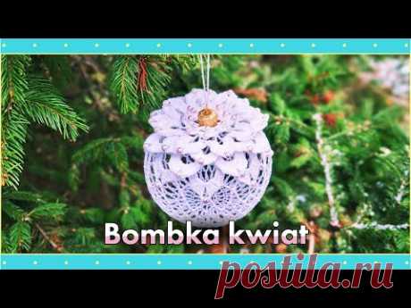 Bombka kwiat z koralikami – świąteczna zawieszka na choinkę na szydełku