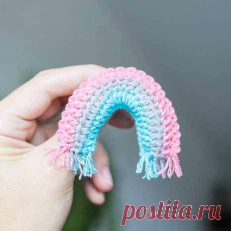 PDF Солнышко и Радуга крючком. FREE crochet pattern; Аmigurumi toy patterns. Амигуруми схемы и описания на русском. Вязаные игрушки и поделки своими руками #amimore - солнце и радуга, брош, брошка, солнышко.