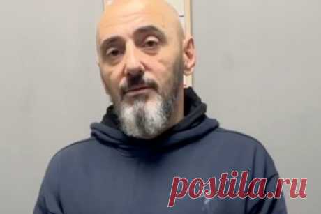 Высланный Турцией в Москву вор в законе Хусейн Слепой попал на видео. В московский аэропорт Внуково прибыл высланный из Турции вор в законе 56-летний уроженец Грозного Хусейн Слепой. На кадрах виден улыбающийся мужчина. Он говорит, что провел четыре месяца в депортационной тюрьме Турции. Мужчина сказал, что не знает, почему был выслан из Турции, так как все документы на турецком языке.