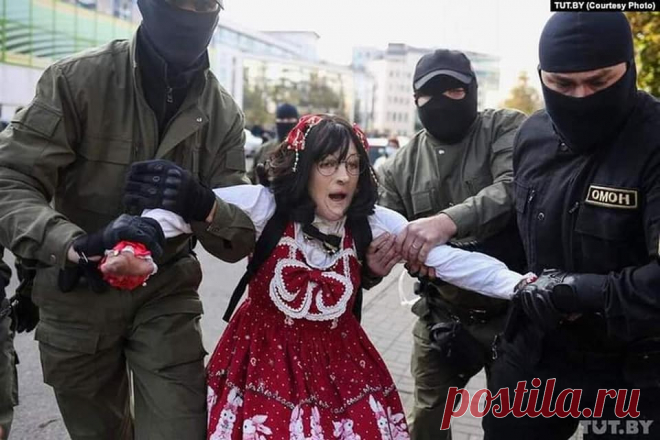 Эти фото должен увидеть весь мир. Ну, если не мир, то вся Беларусь. Смотрите! Задержание женщины инвалида. Без рук. Женщины, перенесшей пожар, но не сломленой. Обгоревшей, но с сильной душой. 
Это было на женском марше.