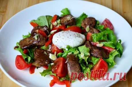 ТЕПЛЫЙ САЛАТ С ПЕЧЕНЬЮ КУРИЦЫ И ЯЙЦОМ-ПАШОТ