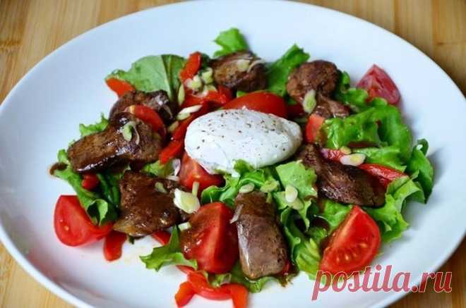 ТЕПЛЫЙ САЛАТ С ПЕЧЕНЬЮ КУРИЦЫ И ЯЙЦОМ-ПАШОТ