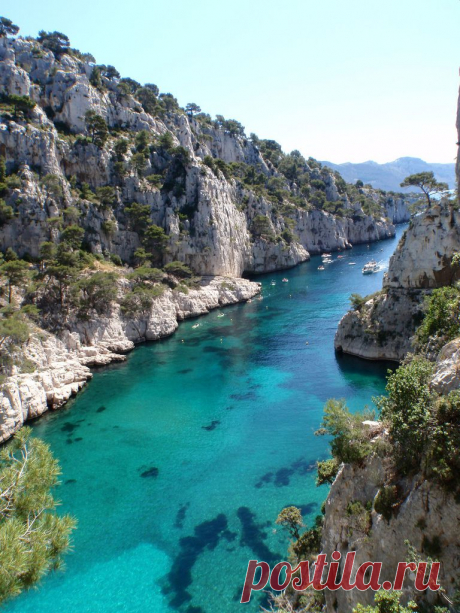 Бухты Каланки (Calanques) во Франции — одно из самых красивых мест на Средиземном море. Они находятся между городами Марсель и Кассис и представляют собой узкие и длинные ущелья с кристально чистой водой, образованные под воздействием ветра и воды. Реки, спускающиеся с гор, проложили себе путь в море. Самой известной среди десятков бухт, является пляж Эн Во (d’En-Vau), где богатейший подводный мир дарит незабываемые впечатления дайверам.