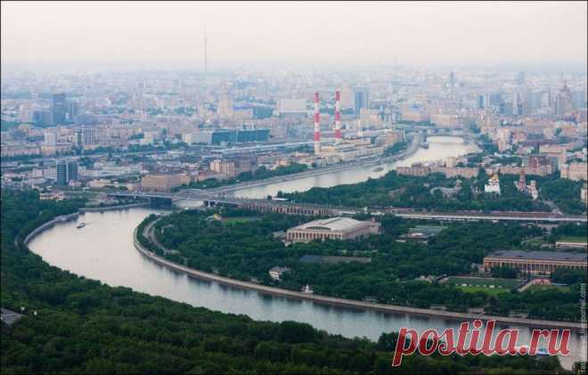 Потрясающие панорамы самого красивого, колоритного и сакрального парка Москвы в Коломенском с водного ракурса, виды красавицы-реки, ажурные «невесомые» мосты, сочная зелень берегов, тихий плеск волны под звуки «живой» скрипки .