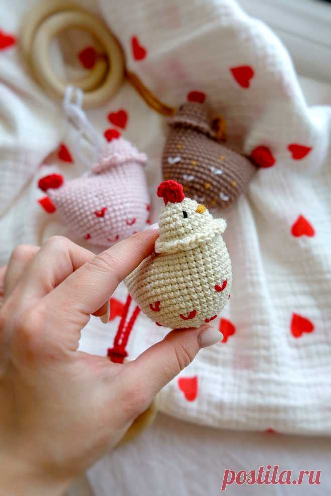 PDF Погремушка Курочка крючком. FREE crochet pattern; Аmigurumi chiken patterns. Амигуруми схемы и описания на русском. Вязаные игрушки и поделки своими руками #amimore - маленькая погремушка в виде курочки, курица из обычной пряжи, домашняя птица, детская игрушка