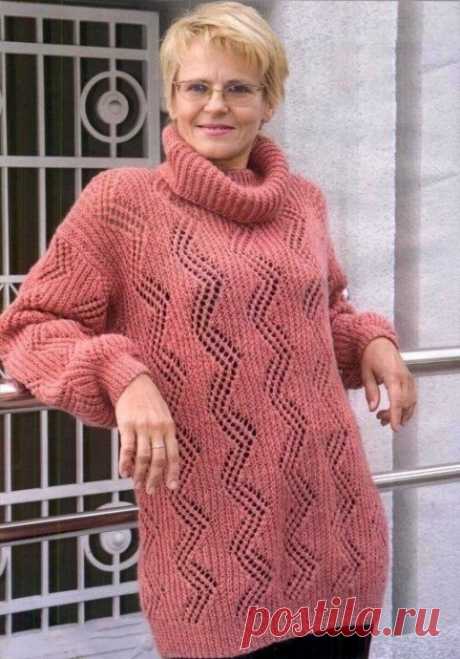 Объемный свитер с ажурным узором спицами