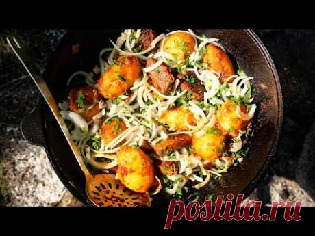 Казан кебаб в казане на костре (казан кабоб). Мясо тушеное с картошкой.