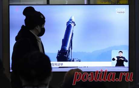 В Японии заявили, что КНДР осуществила запуск межконтинентальной баллистической ракеты. Замглавы Минобороны Японии Тосиро Ино ранее сообщил, что она могла упасть в 200 км к западу от Хоккайдо