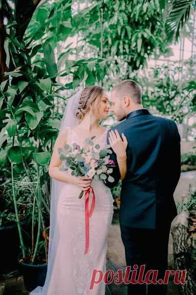 Неожиданно свадьба Сони и Кости из летней превратилась в зимнюю. Но они нашли выход и создали фотосессию в Ботаническом саду, а торжество – в уютном лофте 💫
