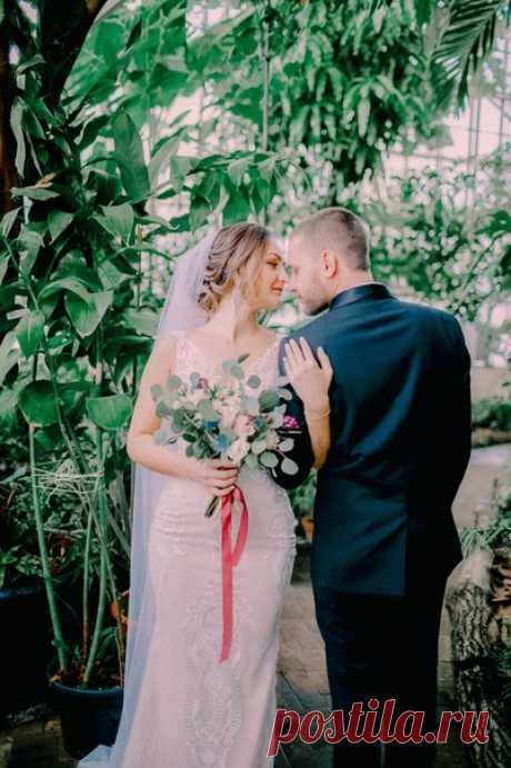 Неожиданно свадьба Сони и Кости из летней превратилась в зимнюю. Но они нашли выход и создали фотосессию в Ботаническом саду, а торжество – в уютном лофте 💫