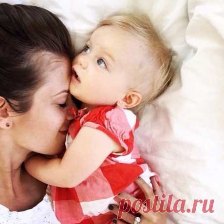 Целовать и не нацеловаться. Дышать и не надышаться. Никогда рядом не набыться. И любить, любить - не налюбиться ♥