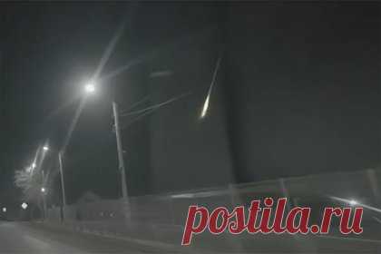 Глава российского городского округа опроверг падение метеорита. Сообщения о том, в городе Богданович Свердловской области упал неопознанный объект, не соответствуют действительности. Об этом сообщил глава российского города Олег Нейфельд на своей странице во «ВКонтакте». «Как только появилась информация, все службы были оперативно задействованы — все спокойно», — написал он.
