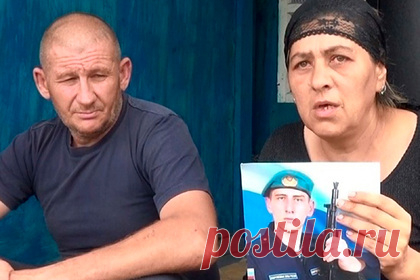 Мать найденного мертвым российского солдата рассказала об их последнем разговоре. Мать солдата-срочника Алексея Руди из Воронежа, которого нашли мертвым в лесу за территорией части в Рязанской области, рассказала о последнем разговоре с ним. Об этом сообщают «Вести Воронеж». По словам женщины, беседа длилась всего 19 секунд, на фоне слышалось много посторонних голосов.