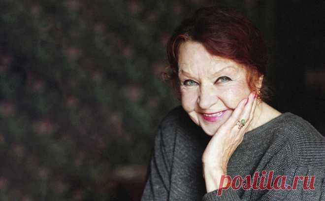 Умерла актриса Нина Ургант. Актриса умерла 3 декабря на 93-м году жизни. Нина Ургант известна ролями в фильмах «Белорусский вокзал», «Осторожно, бабушка!», «Я родом из детства». С 1962 года она работала в Александринском театре