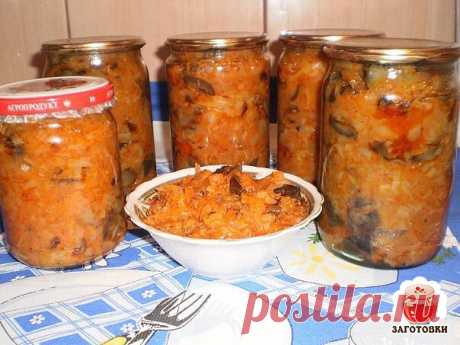 СОЛЯНКА С КАПУСТОЙ

2 кг нашинкованной капусты, 2 кг красных помидоров, порезанных крупными кубиками, 05, кг порезанной соломкой моркови и 0,5 кг лука, 2 стакана растительного масла, 100 г сахарного песка.

Все это варить 1 час. За 10 минут до конца варки влить 2,5 ст.л. 30%-ого уксуса, добавить 6 ч.л. соли, положить перец горошком, петрушку, лавровый лист по вкусу. Сложить в стерилизованные банки и закупорить.