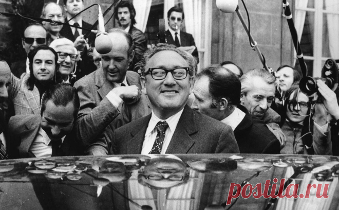 100 лет Генри Киссинджеру: жизнь и взгляды дипломата в 15 цитатах. Бывшему госсекретарю США Генри Киссинджеру исполнилось сто лет. Он занимал ключевые посты во время холодной войны, был идеологом разрядки отношений США и СССР, восстановил связи США и Китая. Взгляды дипломата — в 15 цитатах