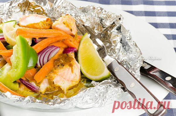 Лосось в конверте с овощами под пряным соусом.