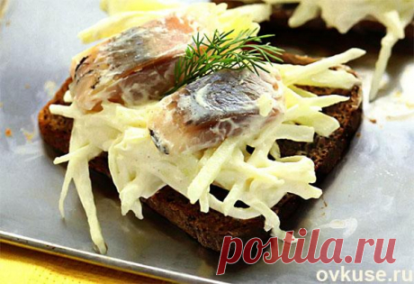 Закуска из селедки с яблоками и сметаной - Простые рецепты Овкусе.ру