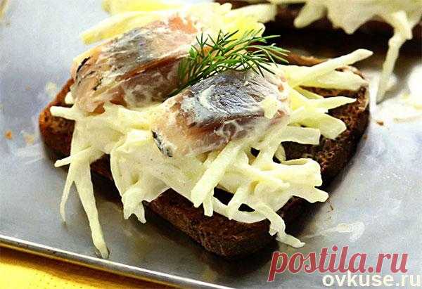 Закуска из селедки с яблоками и сметаной - Простые рецепты Овкусе.ру