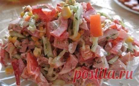 Салат "Парижель"
Нереально вкусно!

Ингредиенты:
- 1 огурец (снять шкурку)
- 1 помидор
- 1 сладкий перец
- 2-3 столовых ложек кукурузы консервированной
- копченый окорочок (снять шкурку и убрать кости)
- 1 столовая ложка майонеза
- соль, перец по вкусу
- укроп

Приготовление:
1. Огурцы нашинковать тонкой соломкой, добавить в салатник.
Филе копченой курицы разобрать на волокна, добавить к огурцам.
2. Остальные овощи нашинковать небольшими кусочками, добавить кукурузу.
3. По...