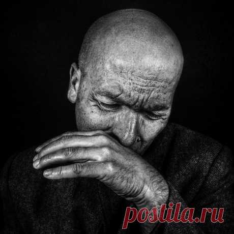 Вот и вечер жизни.Поздний вечер.Холодно и нет огня в дому.Лампа догорела.Больше не чем разогнать сгустившуюся тьму. (Дмитрий Кедрин) (волшебная страна книг)