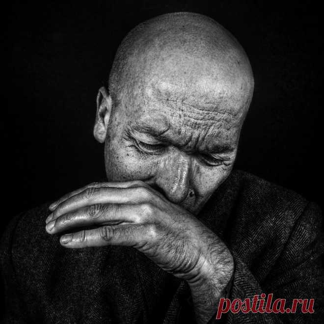 Вот и вечер жизни.Поздний вечер.Холодно и нет огня в дому.Лампа догорела.Больше не чем разогнать сгустившуюся тьму. (Дмитрий Кедрин) (волшебная страна книг)