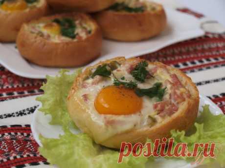 ЗАПЕЧЁНЫЙ ЗАВТРАК В БУЛОЧКЕ Вкусная закуска и быстрый сытный завтрак.Очень прижилась в нашей семье.Ингредиенты:
Булочки 6 штЯйца 6 штВетчина 120 гСолёные огурцы 1 штМасло сливочное 90 гМолоко 3 ст.л.Майонез 3 ст.л.Горчица готова…