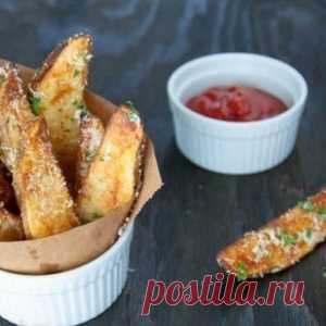 Запеченные картофельные дольки.