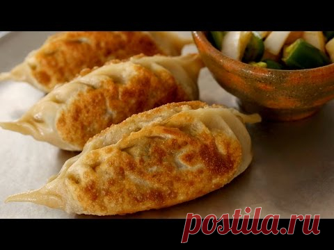 King-size kimchi dumplings (Kimchi-Wangmandu: 김치왕만두) - Скачать видео! full recipe: http://www.maangchi.com/recipe/kimchi-wangmandu I’m really proud of this king-size kimchi-filled dumplings recipe. I worked and reworked the ratio and technique until I was fully satisfied with the end result. I ate a lot of mandu! But it was worth it in the end, because these are so good. I’m still eating them!