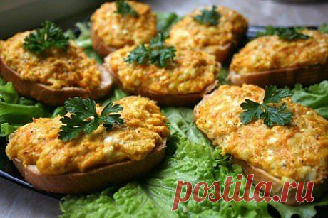 Горячие бутерброды с морковью, сыром и чесноком.
