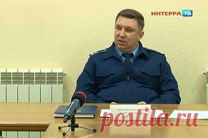 Задержание врио директора «Водоканала» во время совещания попало на видео. В Первоуральске задержали временно исполняющего обязанности (врио) директора «Водоканала» Сергея Матафонова. Видео задержания показывает телеканал «Интерра ТВ». На кадрах проходит совещание в прокуратуре. Во время него в зал врываются силовики и уводят Матафонова: его кладут лицом в пол и надевают наручники.