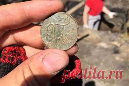 В Тюмени нашли старинную монету с вензелем императора. В Тюмени археологи нашли старинную монету с вензелем императора Павла I. Они планируют продолжать раскопки в районе улиц Береговой, Красноармейской и Поперечной в течение еще пяти дней. Помимо монеты археологи также обнаружили различные деревянные предметы, фаянс, слюду и кожаную обувь.