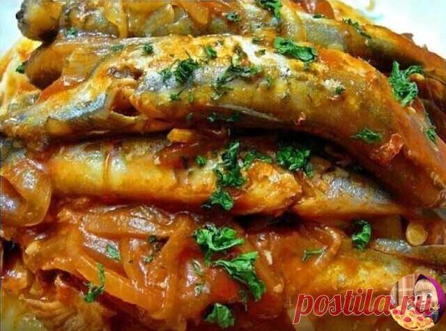 ПОТРЯСАЮЩЕ ВКУСНАЯ МОЙВА В ТОМАТНОМ СОУСЕ.

Нужные ингредиенты
400 гр мойвы
3 столовые ложки томатной пасты
1 репчатый лук
1 морковь
200 мл теплой воды
1 столовая ложка муки
1 столовая ложка растительного масла
4 щепотки соли
2 щепотки черного молотого перца
3 лавровых листочка
половина чайной ложки сахарного песка
Начинаем процесс
В первую очередь размораживаем рыбу на протяжении 20 минут.
После чего удаляем головы, внутренности, хребет и чёрную плеву в брюшке.
Затем хоро...