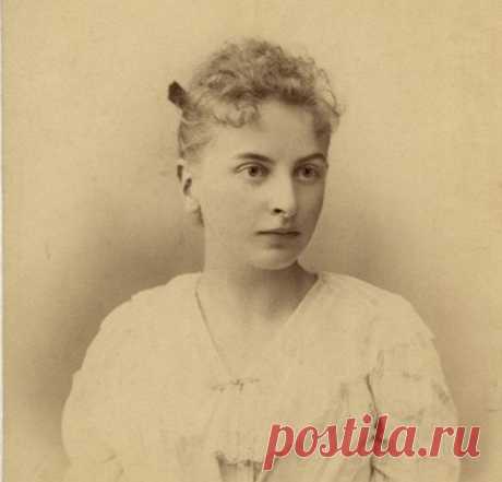 Муза Ленина: Инесса Арманд | Чёрт побери Инесса Арманд была для Владимира Ленина и Надежды Крупской домоуправительницей, секретаршей, переводчицей и другом. Их «тройственный союз» до сих пор вызывает пересуды у историков.   Дочь певца и хористки Инесса Арманд, урожденная Элизабет Пешо д’Эрбенвилль, родилась во Франции. Она была старшей дочерью в семье оперного тенора Теодора Стеффена и хористки русского подданства англо-французского происхождения Натали Вильд. Отец её умер...