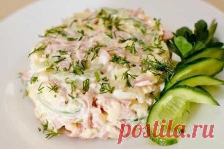 Вкусный праздничный салатик нежный но пикантный за счет чесночка. 
Ингредиенты:
400 г ветчины4 свежих огурца180 г сыра3 вареных яйца1 зубчик чеснокасольмайонез
Приготовление:Нарезаем ветчину и огурцы соломкой.Вареные яйца и сыр трем на терке.Добавляем раздавленный ч…