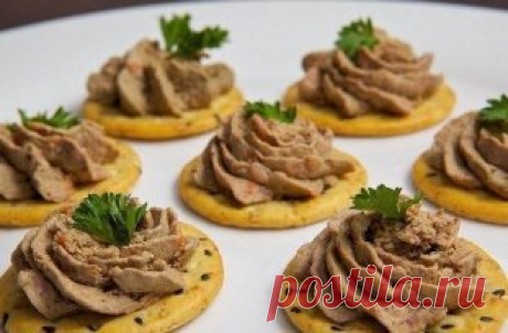 Паштет из куриной печени. 
 
Эта нежнейшая закуска гораздо вкуснее, чем любой покупной паштет. 
 
Вам потребуется: 
 
800 г свежей куриной печени 
2 головки репчатого лука 
1 морковь 
180 г сливочного масла 
1-2 столовые ложки коньяка или бренди (по желанию) 
молотый черный перец 
Молотый мускатный орех 
соль по вкусу 
свежий хлеб или крекеры для сервировки 
 
Как готовить: 
 
1. Промойте и очистите от лишних пленок куриную печень. Оставьте сливочное масло нагреваться до комнатной температуры.