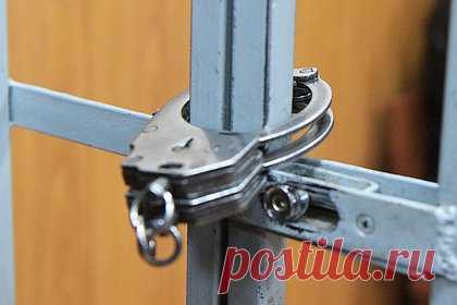 Мужчина прикинулся школьником ради секса с несовершеннолетними и попал в тюрьму. В США в тюрьму попал 26-летний мужчина, который прикинулся подростком и пошел учиться в школу ради секса с несовершеннолетними. Три обвинения в сексуальных преступлениях были предъявлены жителю города Линкольн, штат Небраска, Закари Шейху. Как выяснило следствие, американец устроился в школу под видом 17-летнего.