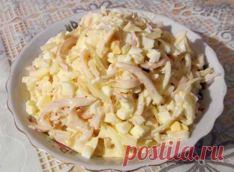 Салат с кальмаром

*100 гр - 90 ккал*

Ингредиенты: 
репчатый лук 80-100 г, 
кальмар (отварной или консервированный) 100-120 г, 
1 яйцо (я беру 2 белка, т.к. желтки не очень люблю;), 
китайская капуста 100 г, 
холодная вода, 
уксус.

Для заправки: 
натуральный йогурт или кефир (я очень часто вообще ничем не заправляю, - и так вкусно;)

Приготовление: 
Лук мелко порезать, залить холодной водой, так что бы она его полностью покрывала, добавить уксус (кол-во зависит от % уксу...