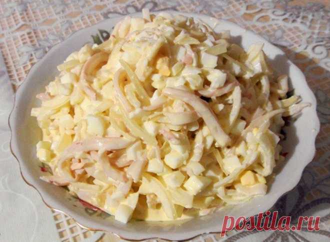 Салат с кальмаром

*100 гр - 90 ккал*

Ингредиенты: 
репчатый лук 80-100 г, 
кальмар (отварной или консервированный) 100-120 г, 
1 яйцо (я беру 2 белка, т.к. желтки не очень люблю;), 
китайская капуста 100 г, 
холодная вода, 
уксус.

Для заправки: 
натуральный йогурт или кефир (я очень часто вообще ничем не заправляю, - и так вкусно;)

Приготовление: 
Лук мелко порезать, залить холодной водой, так что бы она его полностью покрывала, добавить уксус (кол-во зависит от % уксу...