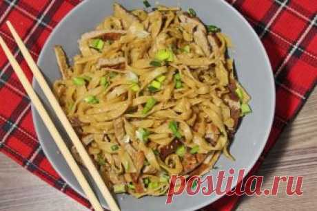 Домашняя яичная лапша с омлетом и зеленым луком. Сегодня приготовим вкуснейшую домашнюю яичную лапшу с омлетом и луком. Сразу скажу, что количество ингредиентов для лапши указано на 1 порцию, конечно лучше делать сразу больше, а вот омлета хватит на 2-х)