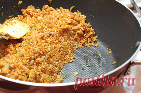 ЖАРЕНЫЙ РИС,,,,.
Предлагаю вам рецепт такого вкуснейшего, ароматнейшего  и рассыпчатого риса , рисиночка к рисиночке..  Для особых случаев не жалею купить и  &quot;Басмати&quot;, а по будням подойдет и обычный-пропаренный.

Рис (длиннозерный, шлифованный, пропаренный) — 1 стак.
Вода — 2 стак.
Соль — 1 ч. л.
Масло растительное — 3-4 ст. л.
Специи (на ваш выбор: 1ч.ложка куркумы, душистый 
перец, корица (чуть-чуть), мускатный орех (на кончике ножа), белый 
перец, кумин, сладкая паприк...
