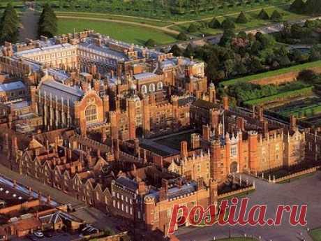 Hampton Court Palace Richmond upon Thames. 
Greater London, ENGLAND / Дворец Хэмптон-Корт  
Ричмонд-на-Темзе. Большой Лондон, Англия  |  Photographs of Castles and Manor Houses around the World