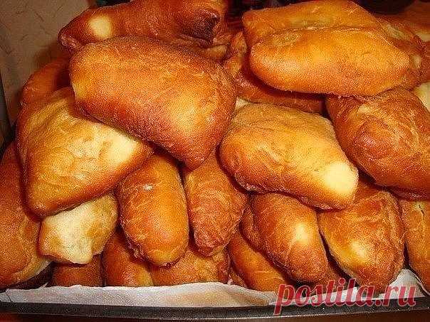 Тающие во рту пирожки
1 пачку творога (250 г ), 
2 яйца, 
1ч.л.соли, 
1 ст.л.сахара, 
2-3ст.л.сметаны, 
2 ст.л. раст. масла, 
1/2 ч.л. соды (погасить ) 
- все смешайте и добавьте муки, чтобы получилось мягкое тесто.
Разделите на 15-16 шариков и вылепите пирожки с любой начинкой.
Испечь во фритюре. На сегодня - картошка + обжаренный лук, а у вас? Пирожки просто тают во рту!