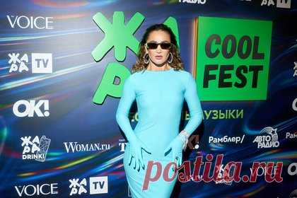 Самбурская посмеялась над копией платья Balenciaga Ольги Бузовой. Актриса Настасья Самбурская раскритиковала наряд певицы Ольги Бузовой, которая скопировала образ телезвезды Ким Кардашьян. Она предположила, что наряд ушивали в связи с различием в пропорциях российской и зарубежной знаменитостей. «У Ким-то побольше!» — посмеялась она и назвала платье поп-исполнительницы «паленым».