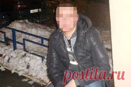 Российский полицейский взял больничный и обворовал пять гаражей. В городе Ржев Тверской области полицейские задержали московского коллегу по подозрению в серии краж из гаражей. Он служит в полиции на Ленинградском вокзале Москвы. Взяв больничный лист, силовик отправился в Ржев. Там он за одну ночь обворовал пять гаражей. Полицейский забрал имущество на 166,5 тысячи рублей.