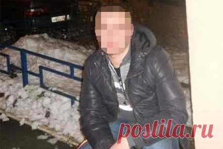 Российский полицейский взял больничный и обворовал пять гаражей. В городе Ржев Тверской области полицейские задержали московского коллегу по подозрению в серии краж из гаражей. Он служит в полиции на Ленинградском вокзале Москвы. Взяв больничный лист, силовик отправился в Ржев. Там он за одну ночь обворовал пять гаражей. Полицейский забрал имущество на 166,5 тысячи рублей.