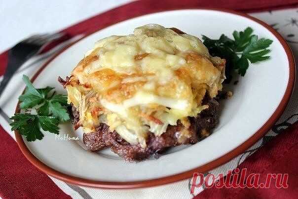 Стожки 🍽

Вам потребуется:

фарш мясной - 0,5 кг;
яйца крутые - 3 штуки;
лук репчатый - 2 головки;
картофель - 2 штуки;
сыр - 100 г;
молотые перцы по вкусу,
домашний майонез или подобный ему соус.

для соуса:
сырой желток яйца - 1 штука;
масло подсолнечное - 50 мл;
масло горчичное - 2 ст. ложки;
горчица готовая - 1/3 ч. ложки;
щепотка соли.

Как готовить:

1. Для приготовления соуса соединить желток, масло подсолнечное, масло горчичное, горчицу, соль.

2. Ингредиенты пере...