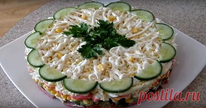 Слоеный салатик «Новинка» — очень просто, вкусно и быстро! Представляем вам рецепт вкусного салата. Продукты, используемые для его приготовления, отлично сочетаются между собой. А на его приготовление не понадобиться много времени. Такой салат получается нежным, сочным и очень сытным. Необходимые продукты огурец — 70 гр колбаса — 0,3 кг вареные яйца — 3 шт кукуруза — 200 гр крабовые палочки — 0,2 кг зеленый лук...